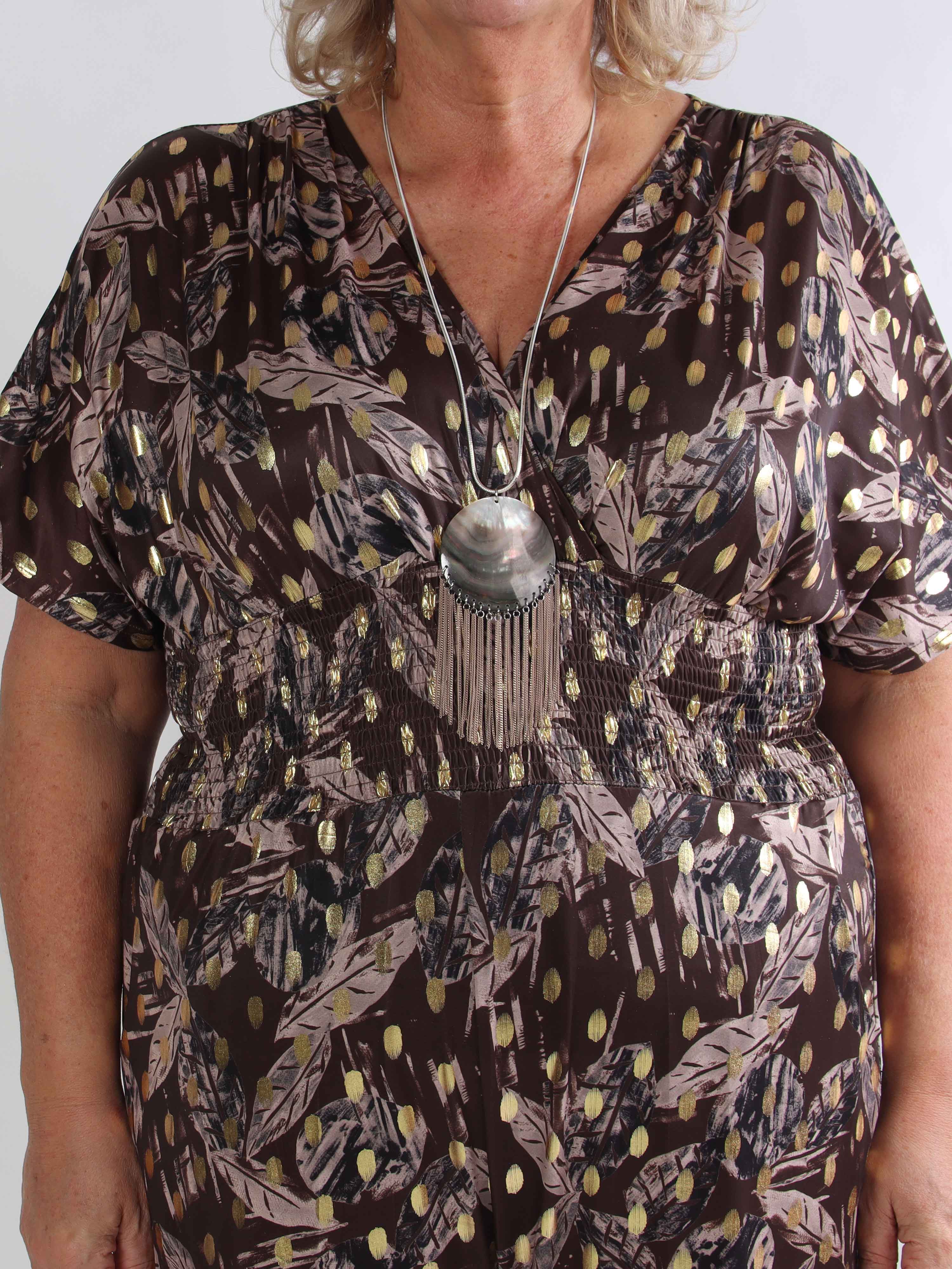 Pams Leafage Jumpsuit - Plus size jumpsuit i lövmönster med guldfärgade tofsar